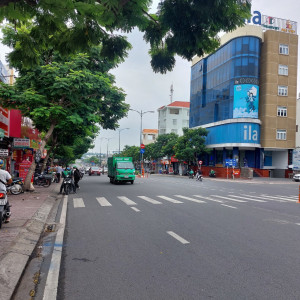 Nhà đẹp. Mặt Tiền đường Lê Văn Việt, TP. Thủ Đức. Gần Đại Học Giao Thông Vận Tải. DT : 69,2m2. (4,5m x ~16m). Nhà mới xây, 1 trệt + 3 lầu (đang cho thuê). Giá: 18 tỷ (TL nhẹ). ĐT 0913640143.